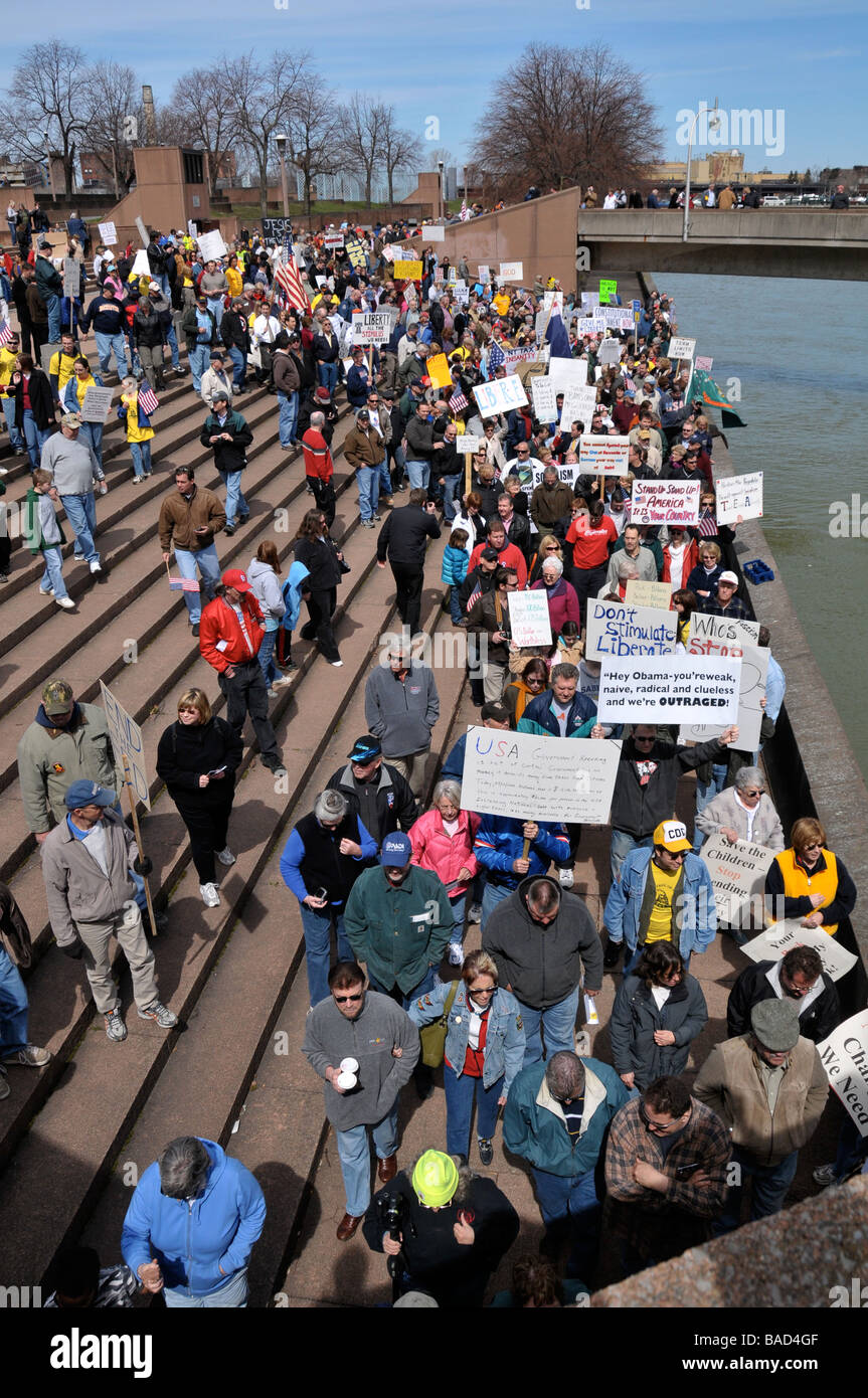 Tax Day Tea Party le 15 avril, une manifestation pacifique à Rochester, NY USA. Banque D'Images