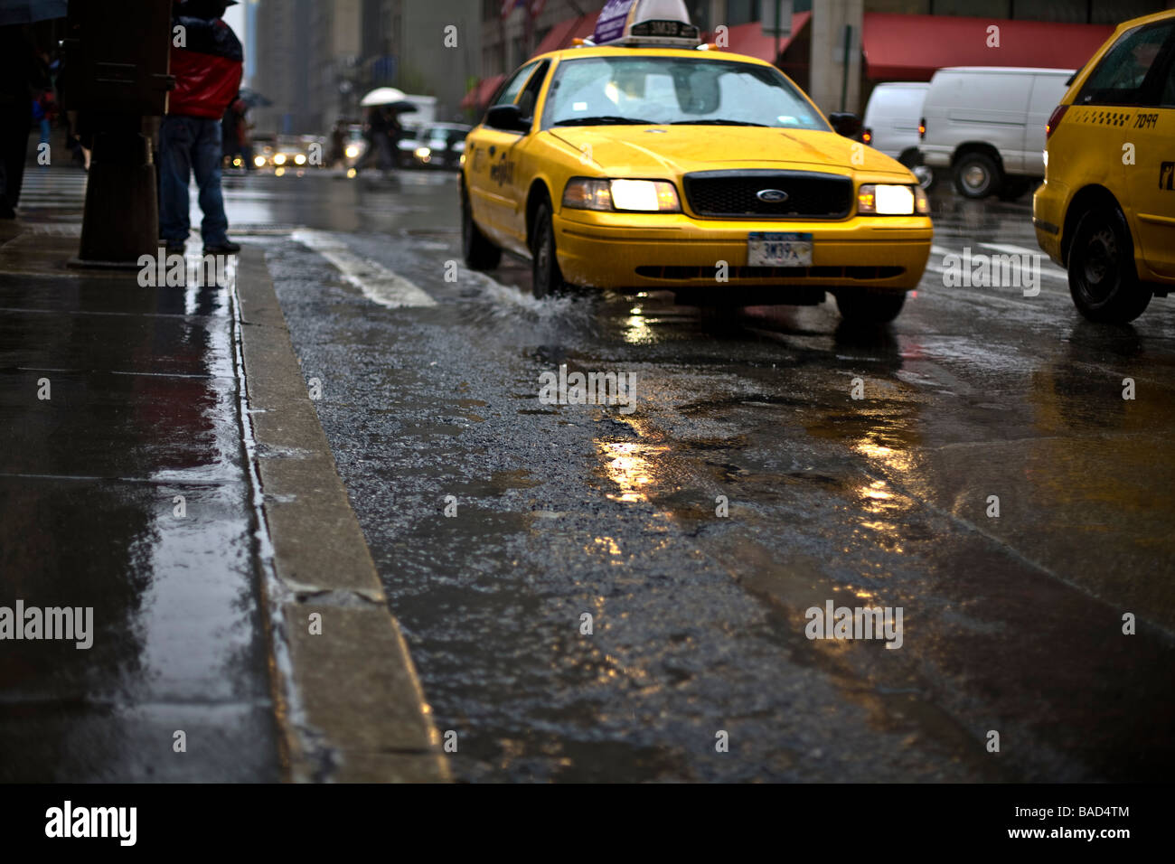 Taxi jaune sur rainy day, New York USA Banque D'Images