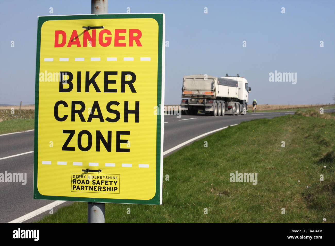 Un signe de sensibilisation à la sécurité routière sur une route des pertes énormes. Banque D'Images Un signe de sensibilisation à la sécurité routière sur une route des pertes énormes. Banque D'Images