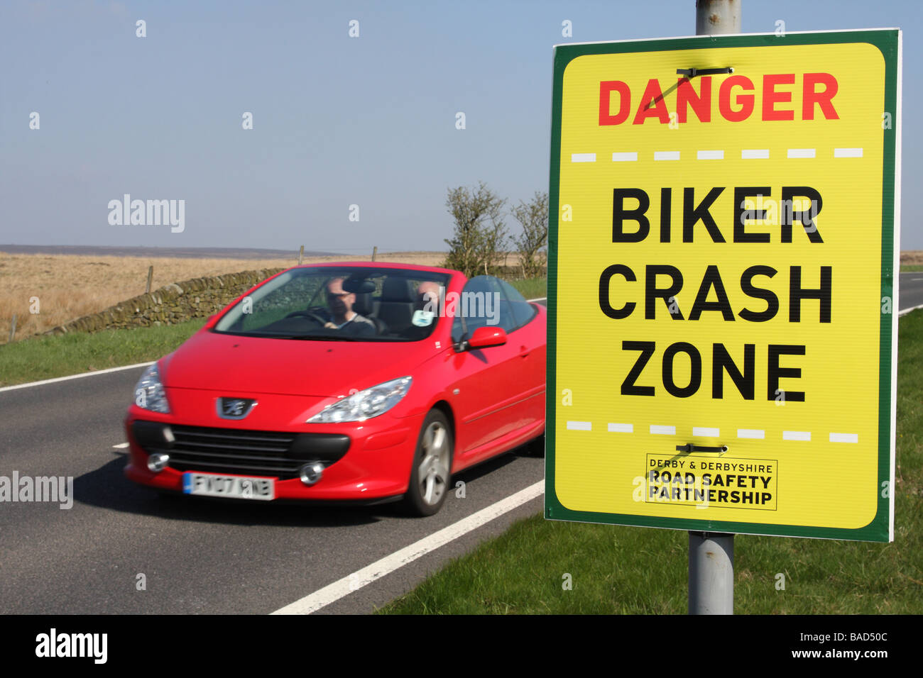Un signe de sensibilisation à la sécurité routière sur une route des pertes énormes. Banque D'Images Un signe de sensibilisation à la sécurité routière sur une route des pertes énormes. Banque D'Images