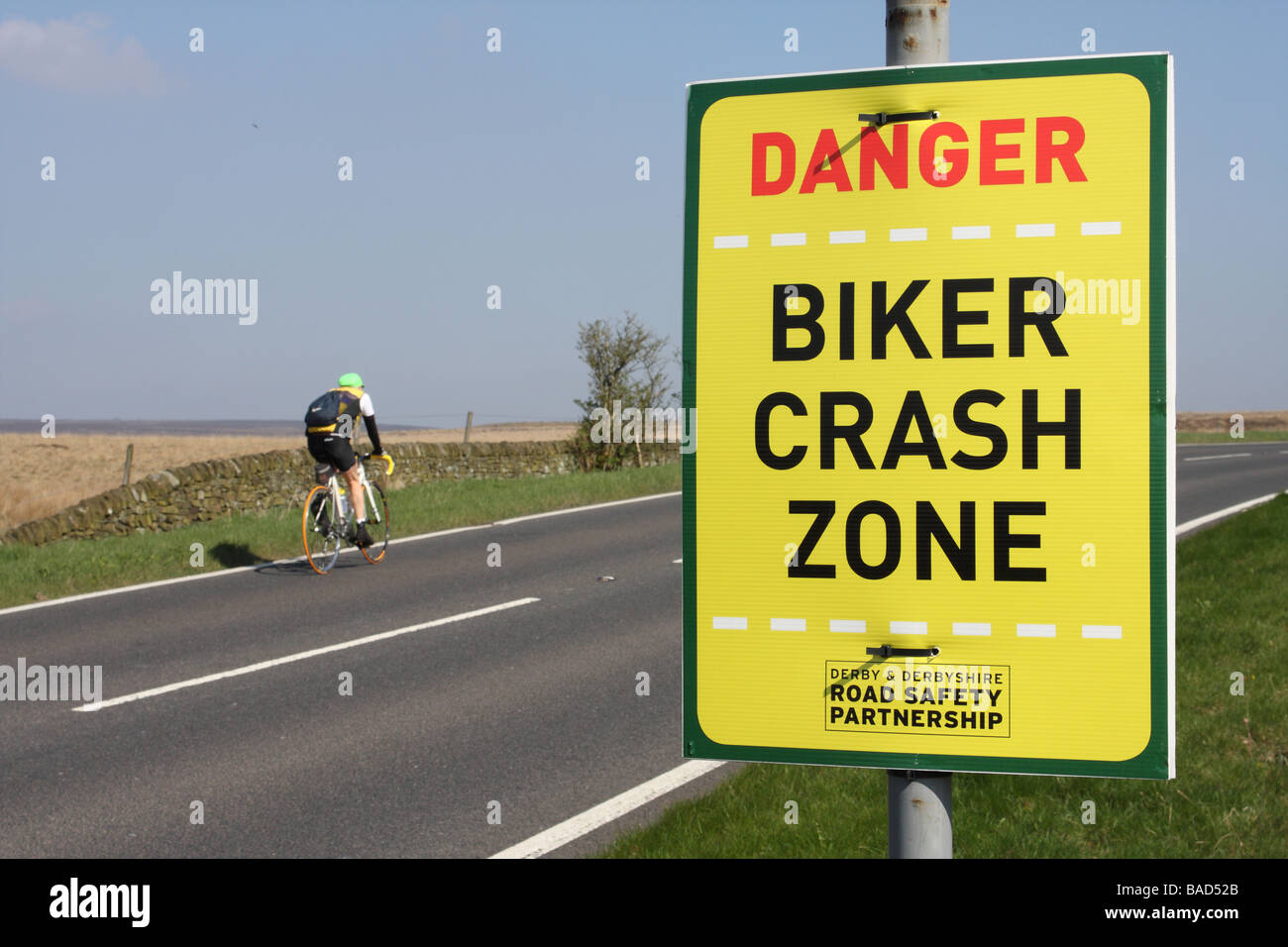 Un signe de sensibilisation à la sécurité routière sur une route des pertes énormes. Banque D'Images Un signe de sensibilisation à la sécurité routière sur une route des pertes énormes. Banque D'Images
