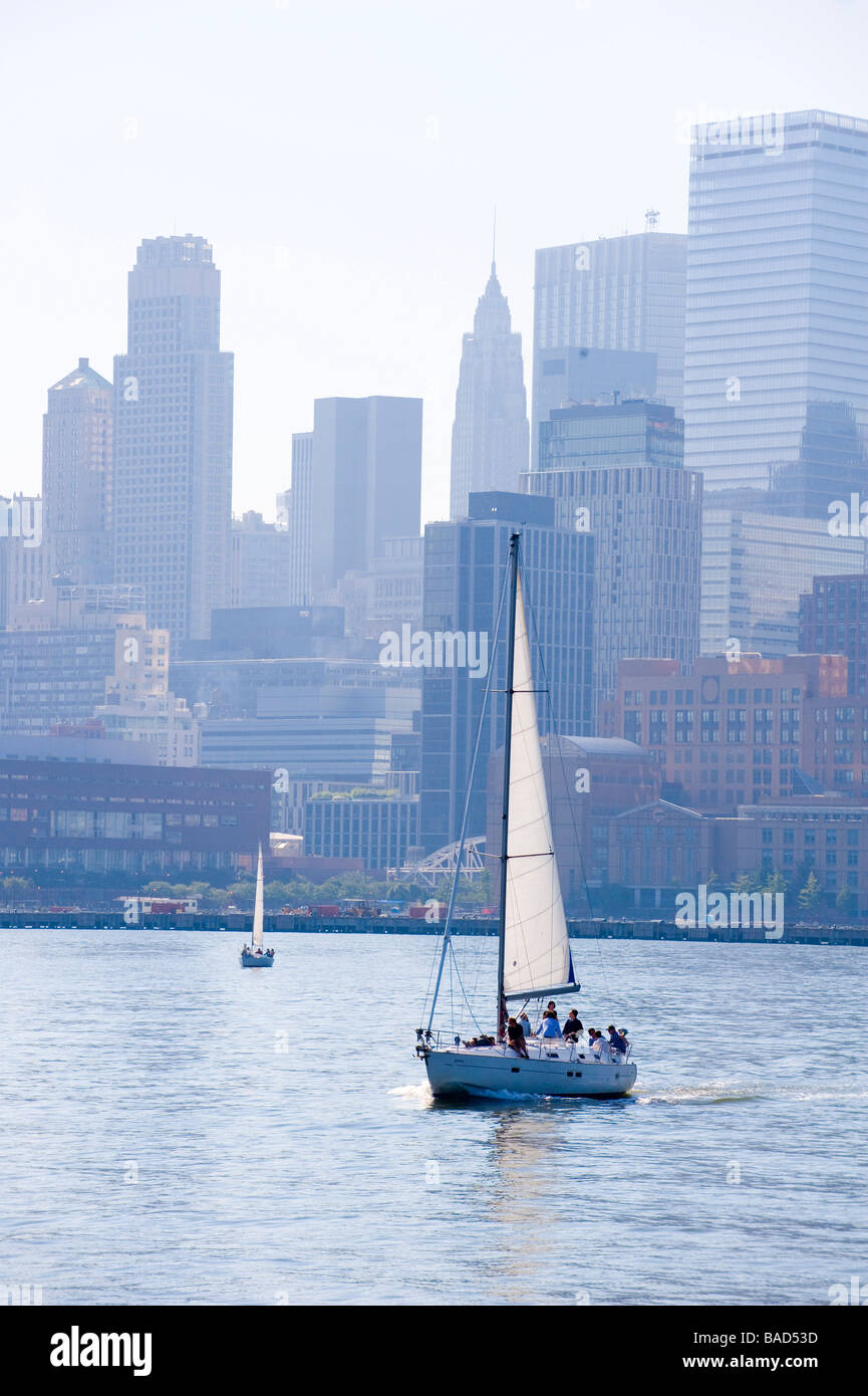 New York City Manhattan skyline avec Moyennes Bateau à voile en premier plan Banque D'Images