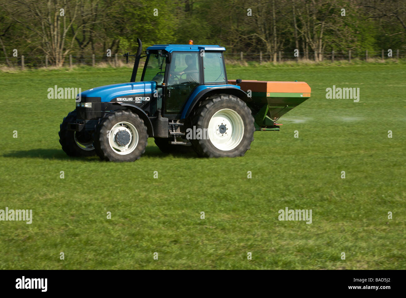 La diffusion de l'engrais avec un New Holland 8360 tracteur 4X4 Banque D'Images