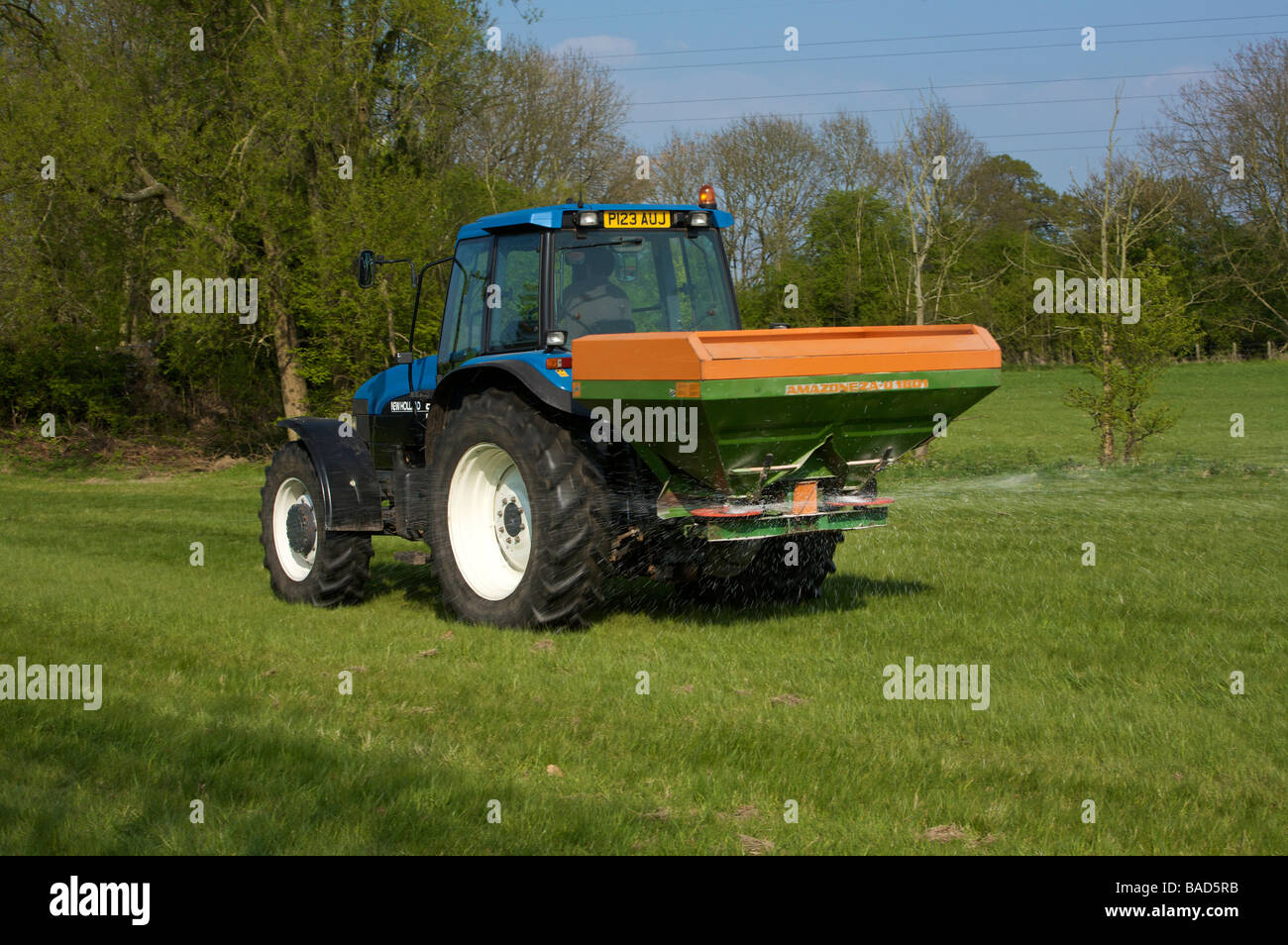 La diffusion de l'engrais avec un New Holland 8360 tracteur 4X4 Banque D'Images