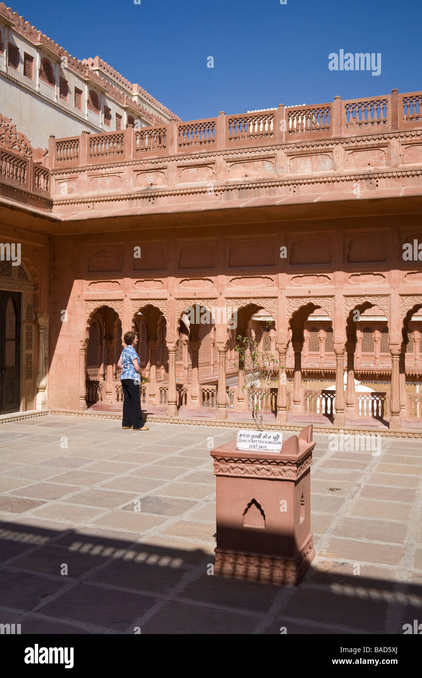 Comité de tourisme dans une cour en fort de Junagarh, Bikaner, Rajasthan, India Banque D'Images