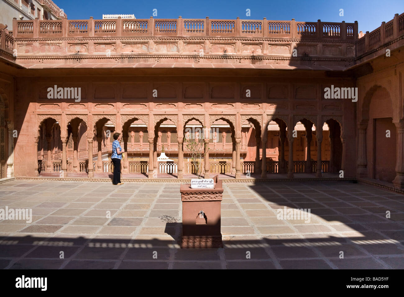 Comité de tourisme dans une cour en fort de Junagarh, Bikaner, Rajasthan, India Banque D'Images