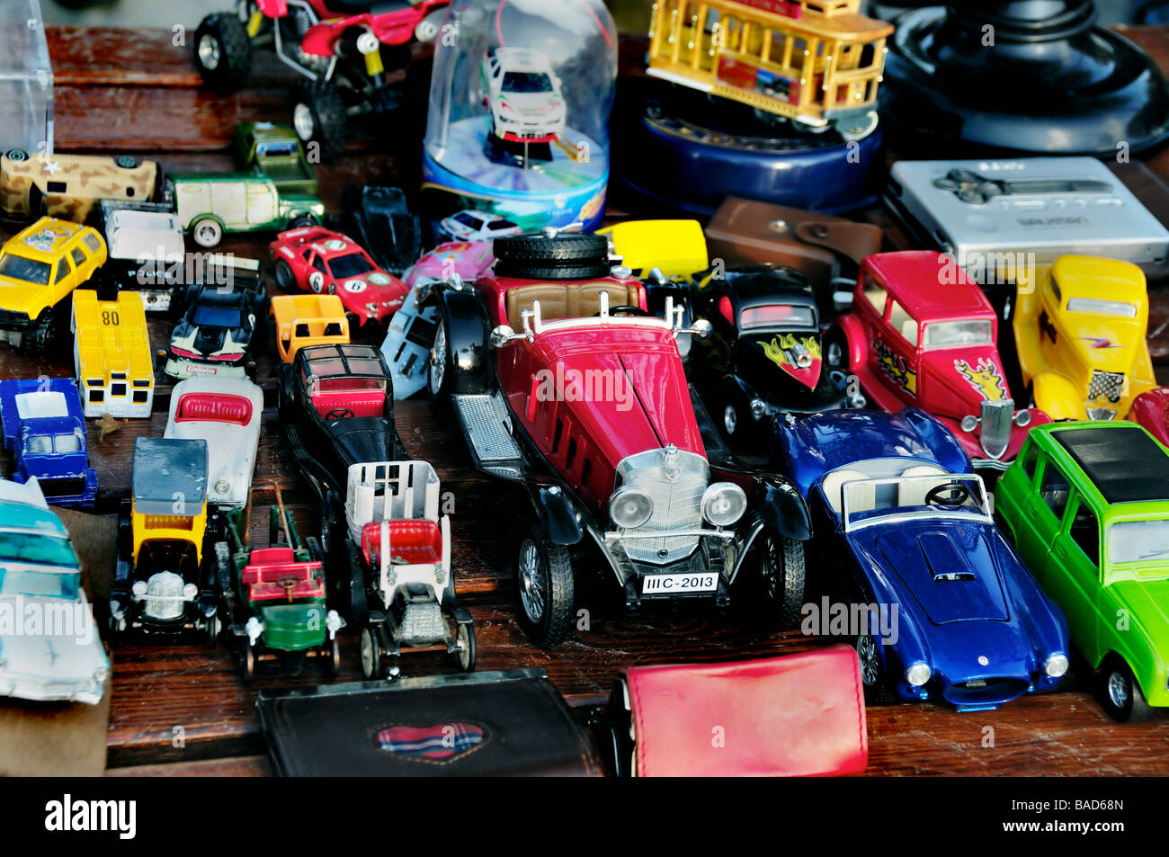 Paris France, voitures, jouets, Shopping, extérieur public 'marché aux puces' détail collection 'jouets pour enfants' exposé, objet en métal Banque D'Images