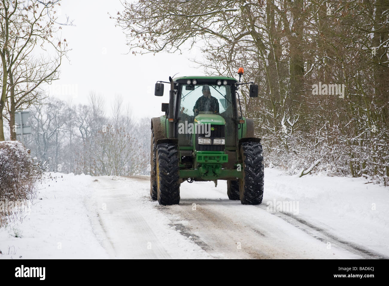 La Neige a Couvert Le Tracteur à Quatre Roues Massif D'entraînement De John  Deere Image éditorial - Image du ferme, lecteur: 139920110