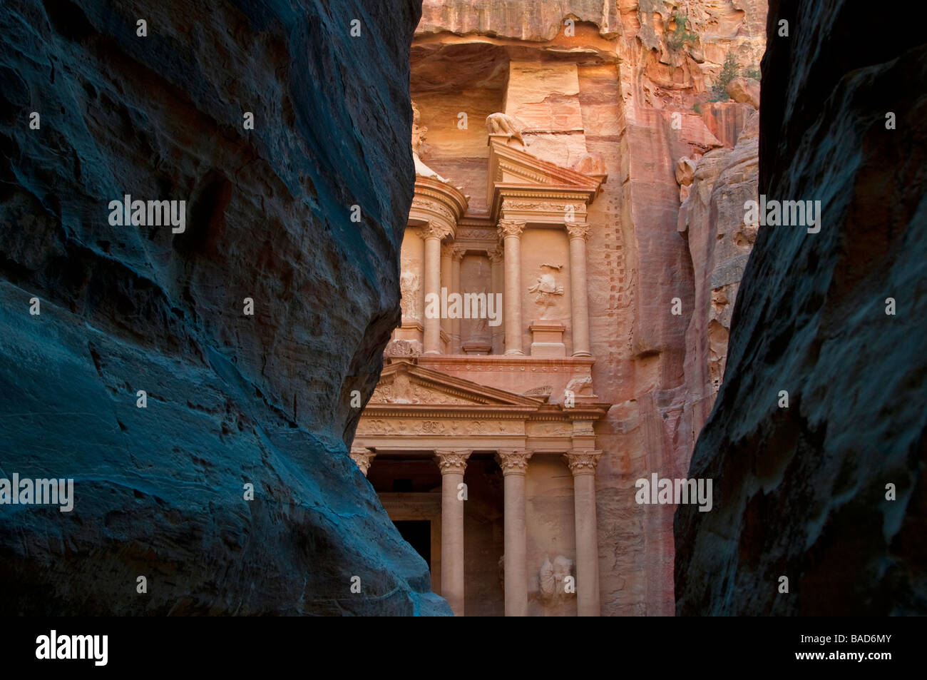 Vue de la roche du trésor Khazneh El monument à travers le siq une gorge étroite dans l'ancienne ville nabatéenne de Pétra en Jordanie Banque D'Images