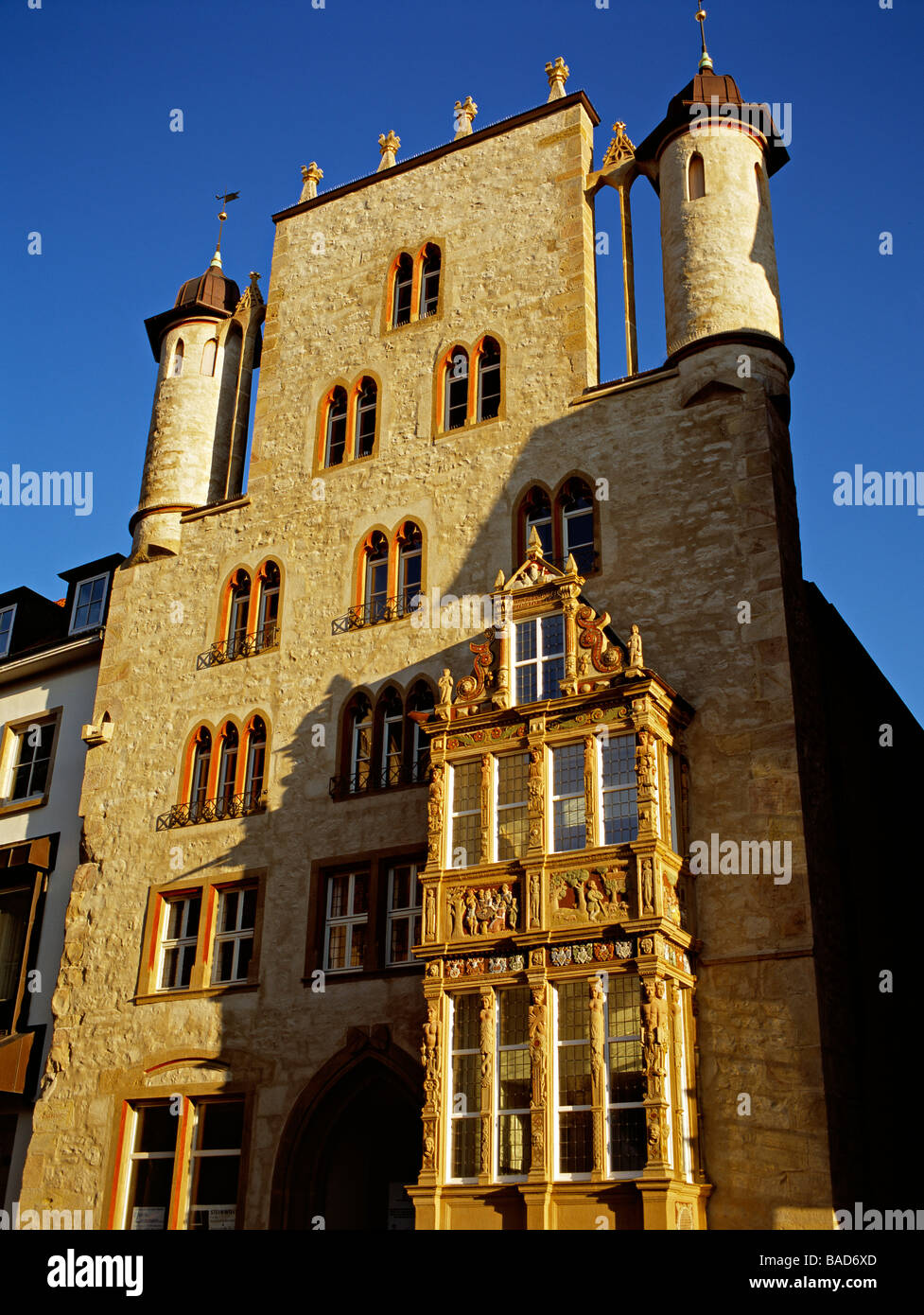 Le 14e siècle Templerhaus avec fenêtre en baie Renaissance datant de 1591, la place du marché historique de Hildesheim, Allemagne. Banque D'Images