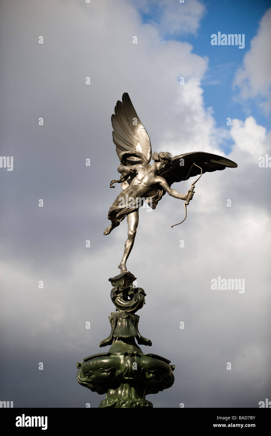 L'archer perché au sommet de la fontaine Shaftesbury Memorial Monument. Banque D'Images