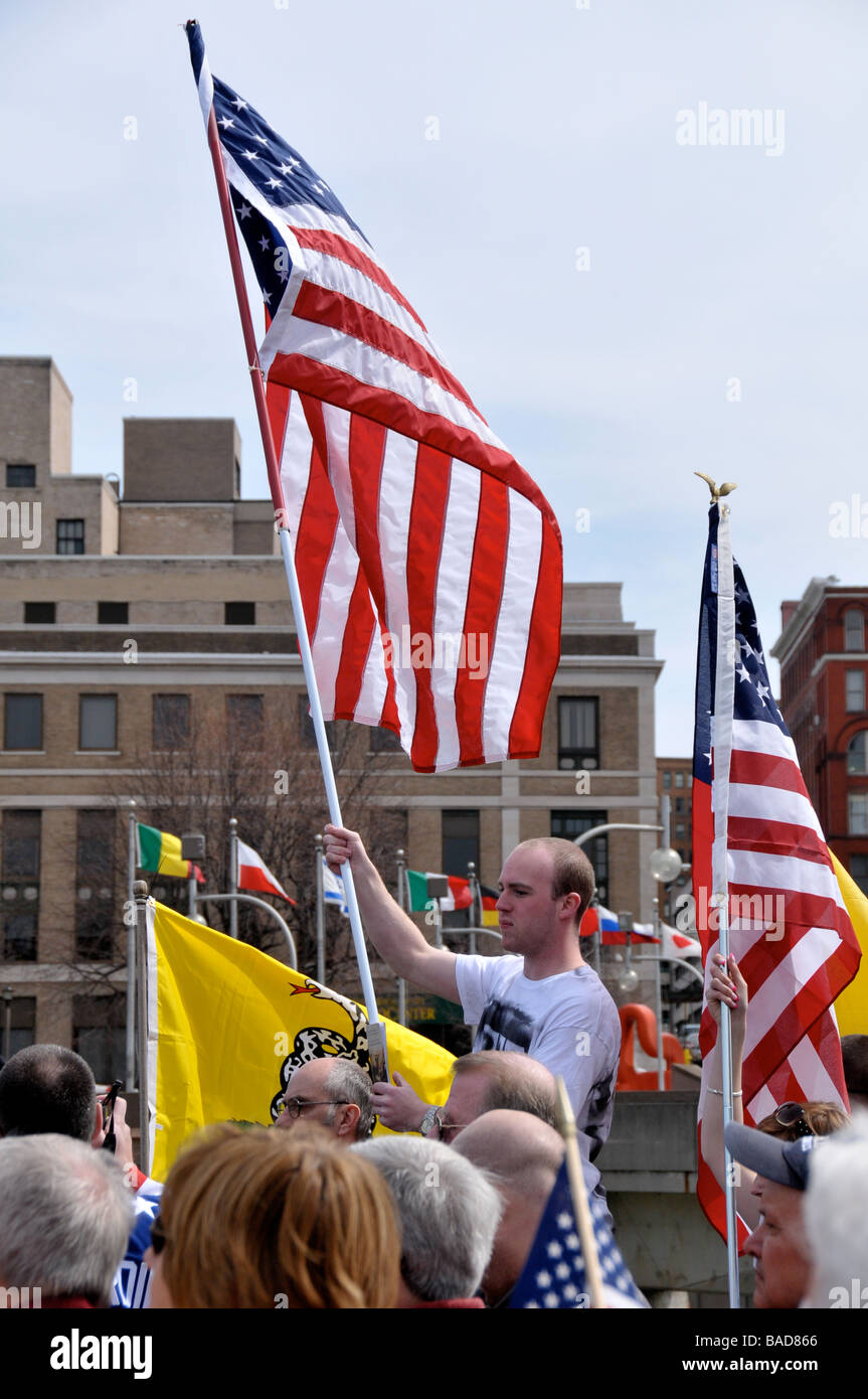 Tax Day Tea Party le 15 avril, une manifestation pacifique à Rochester, NY USA. Banque D'Images