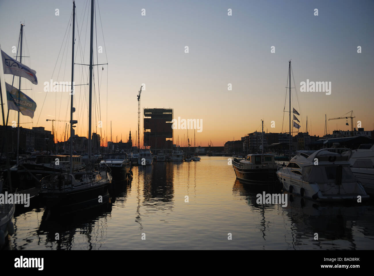 Coucher de soleil sur le port de plaisance (marina) d'Anvers, Belgique. Banque D'Images