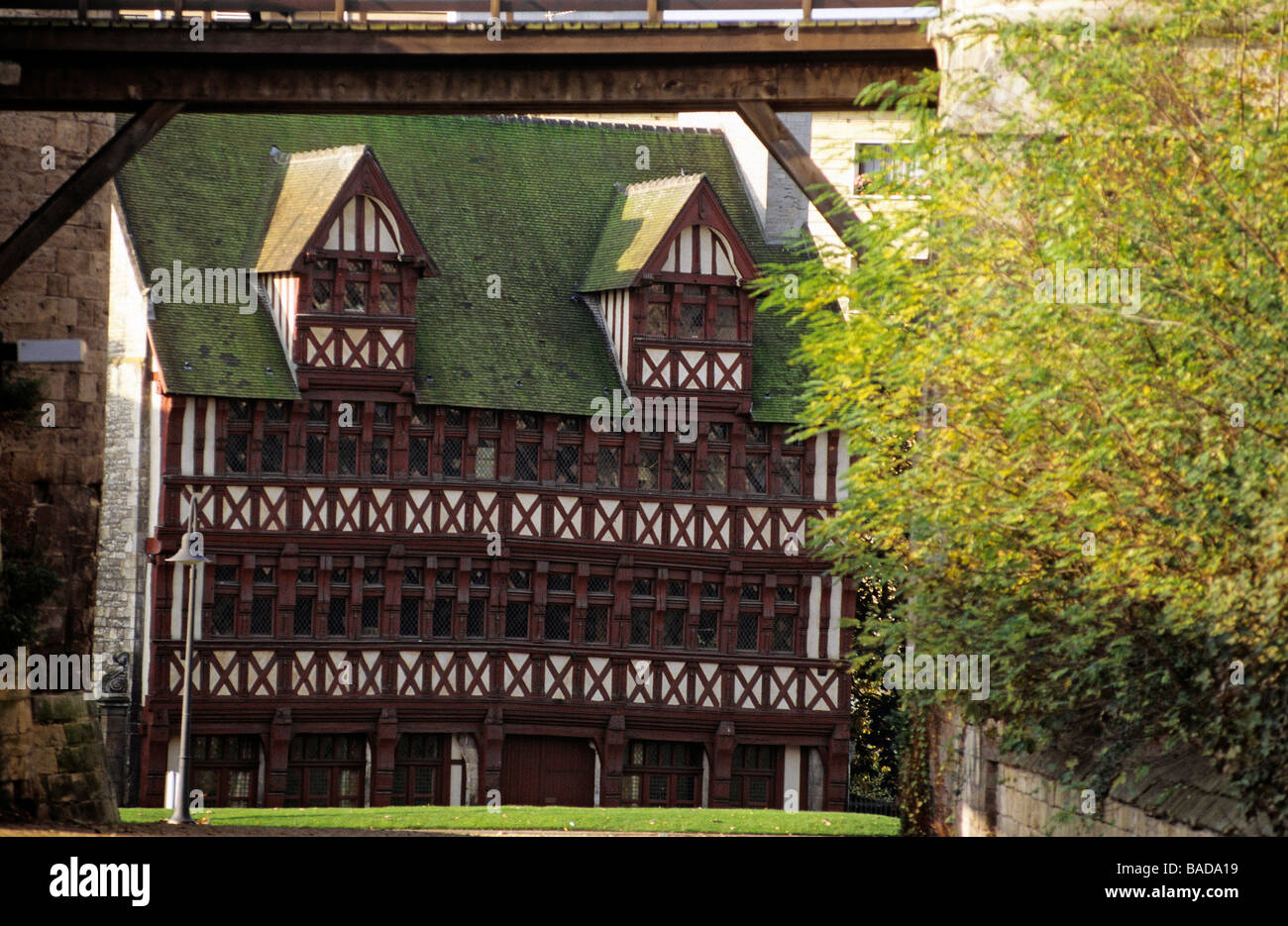 France, Calvados, Caen, la maison de Jean Quatrans notaire au xive siècle, la maison à colombages de restauré après Banque D'Images