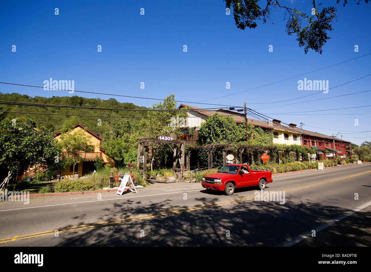 United States, California, Sonoma Valley, Glen Ellen, Jack London Village, commerces, camionnette rouge Banque D'Images