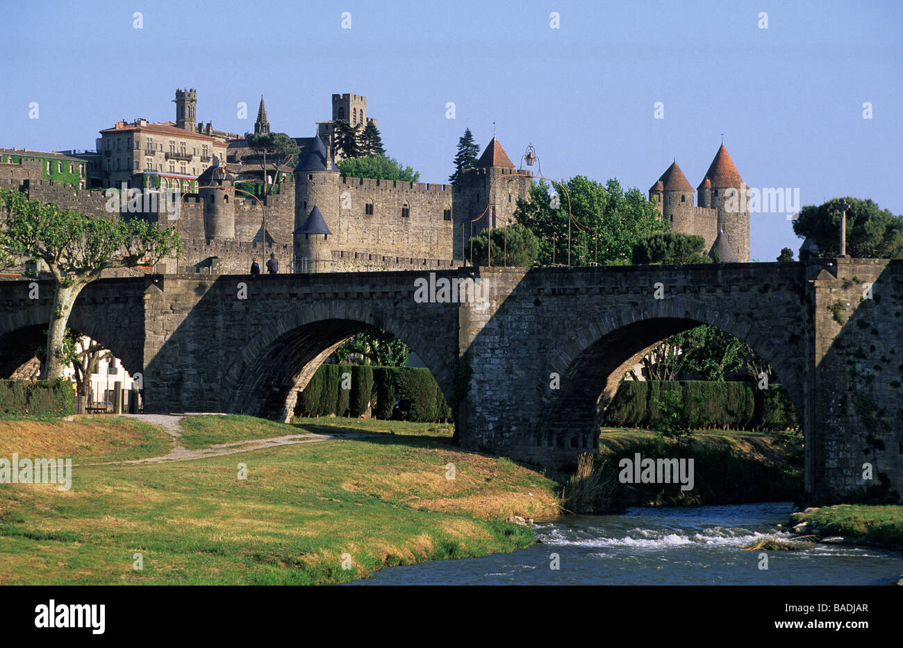 France, Aude, Carcassonne, vue sur le vieux pont sur l'Aude et la ville fortifiée, classée au Banque D'Images