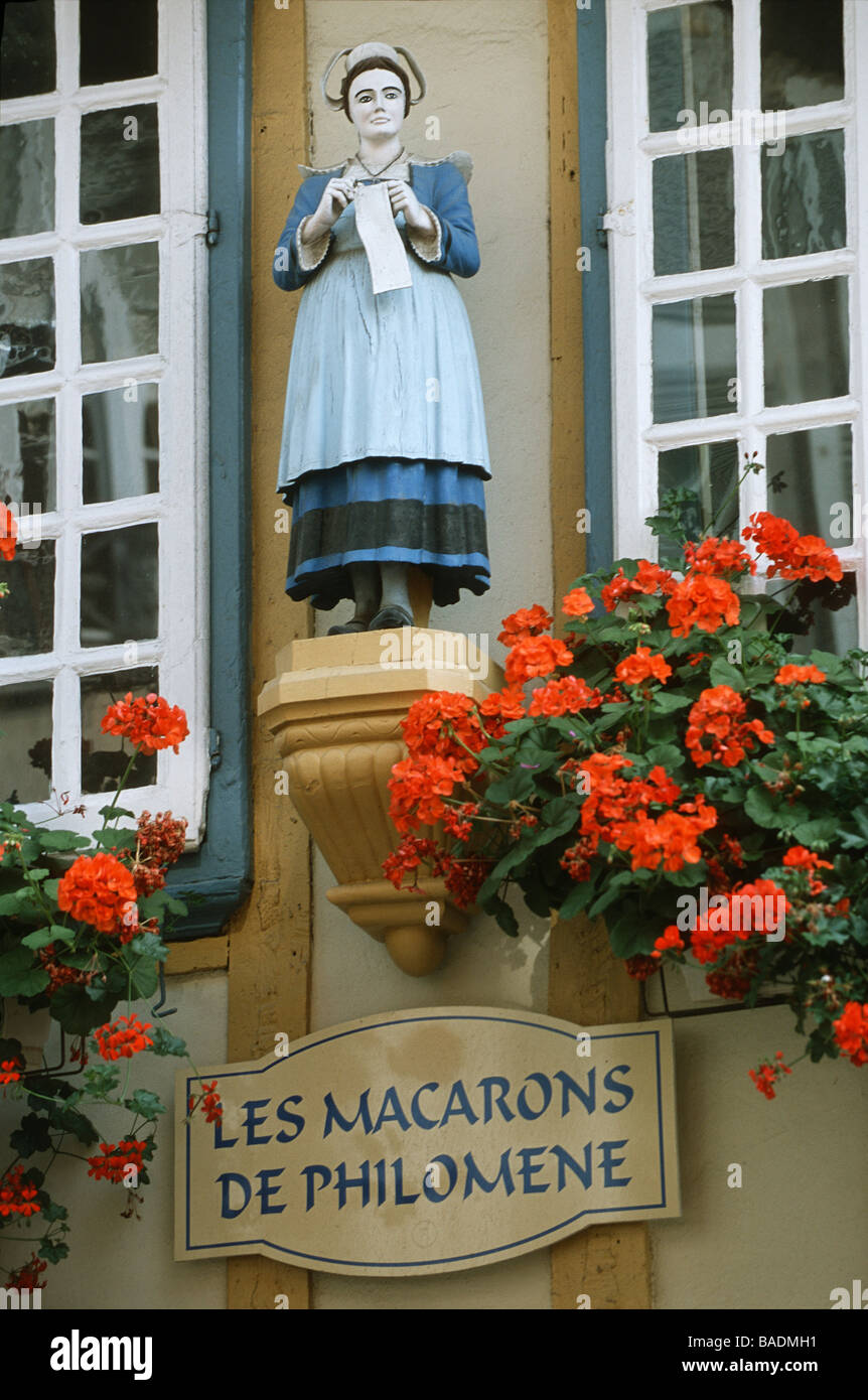 La France, Finistère, Quimper, 13 rue Kereon, Rolland Padou's Bakery, les macarons de Philomène, image détaillée d'une vieille Banque D'Images