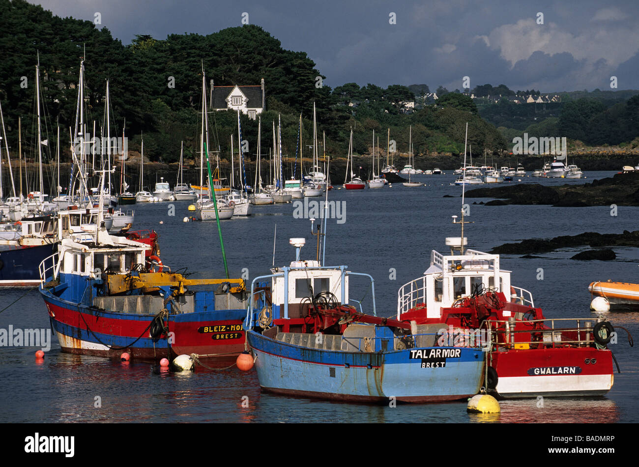 La France, Finistère, Lanildut, important de la production d'algues dans le  port et offre une vue sur l'Aber Idult Photo Stock - Alamy
