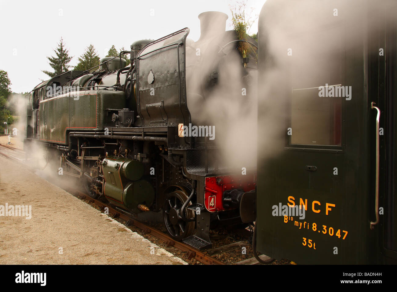 Un vieux train à vapeur de la SNCF avec un transport de la même période Banque D'Images