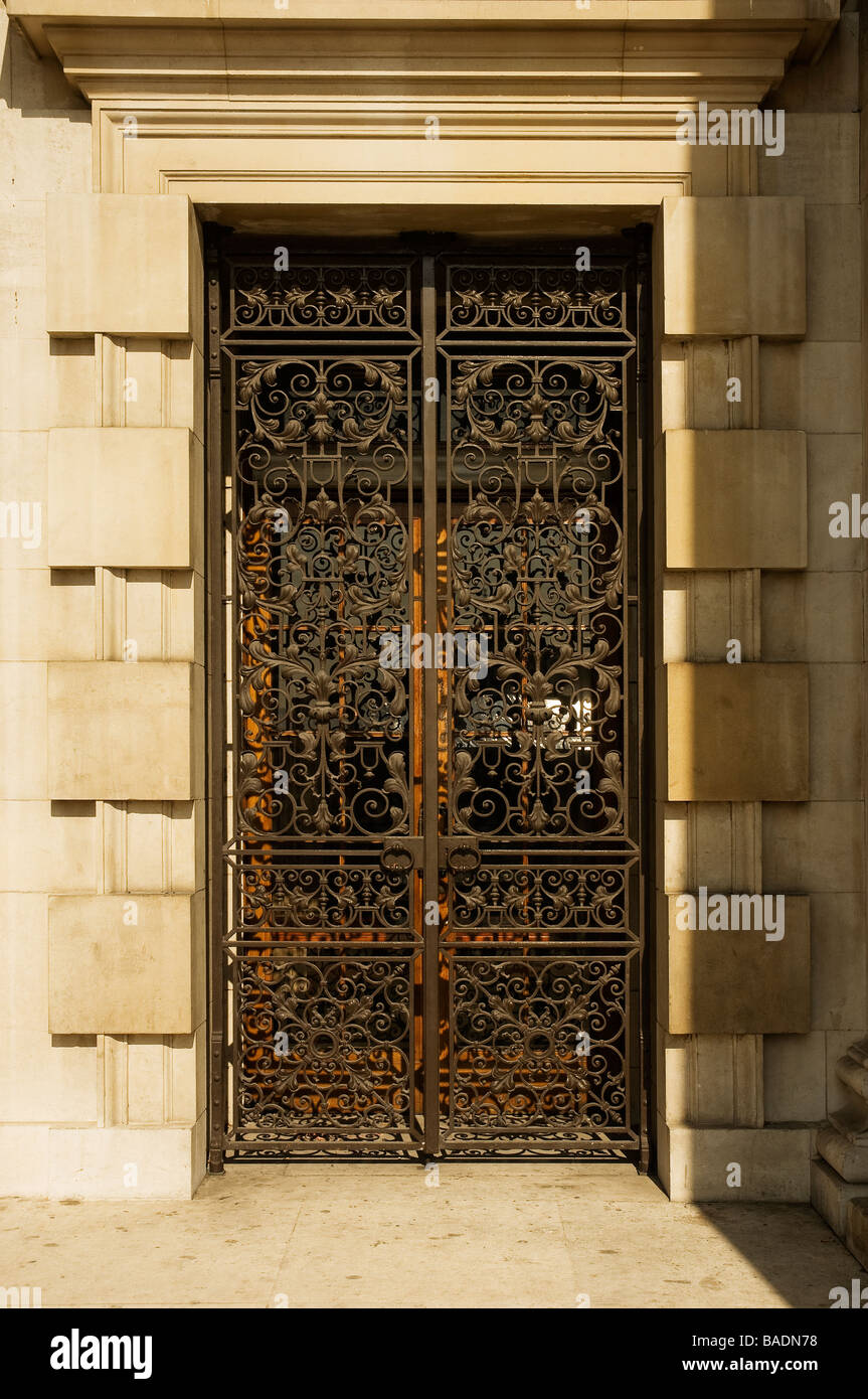 Porte d'entrée en fer très ornée vers le Leeds Civic Hall Millennium Square West Yorkshire Angleterre Royaume-Uni GB Grande-Bretagne Banque D'Images