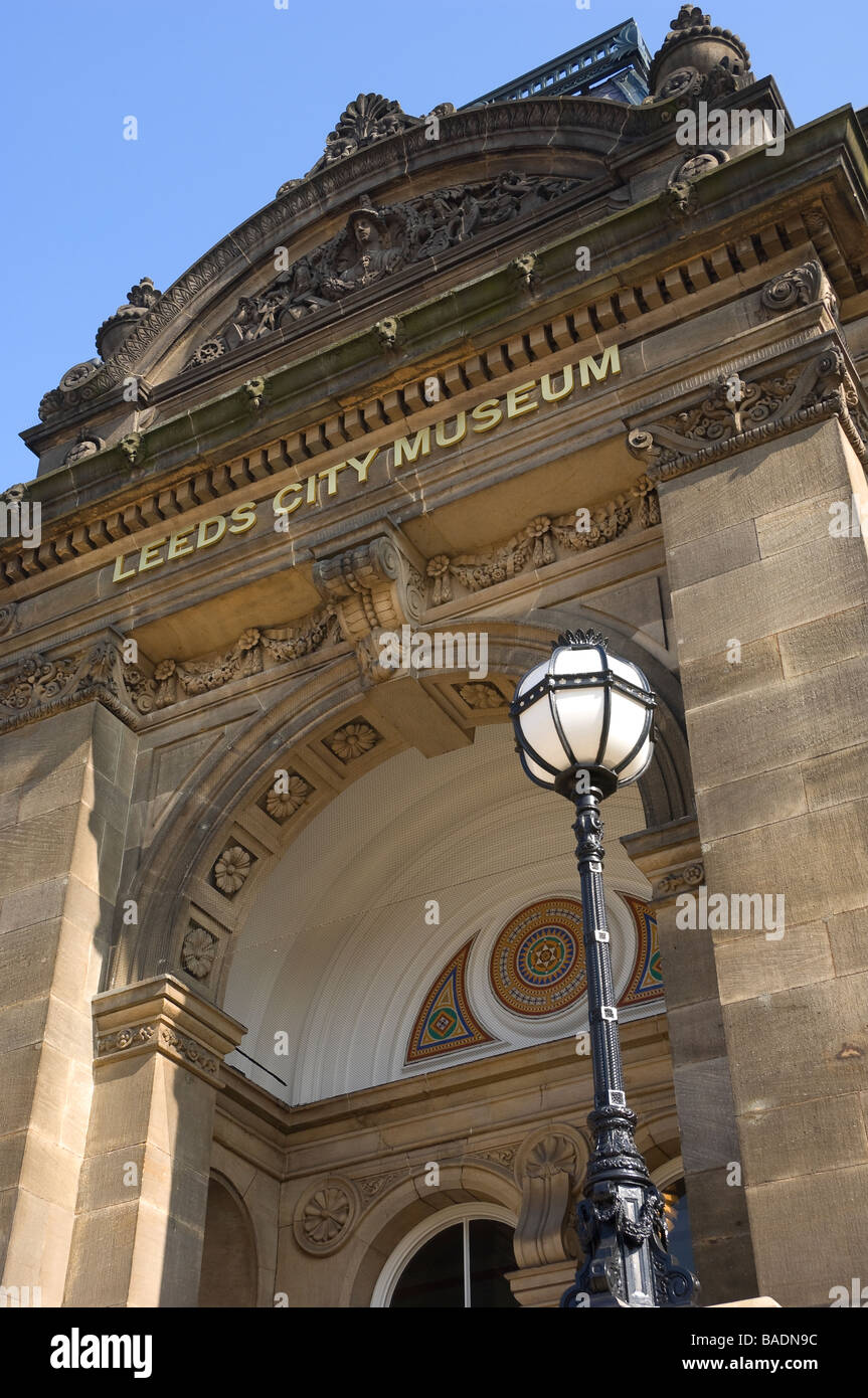 Gros plan sur le Leeds City Museum au large de Millennium Square Leeds West Yorkshire England Royaume-Uni GB Grande-Bretagne Banque D'Images