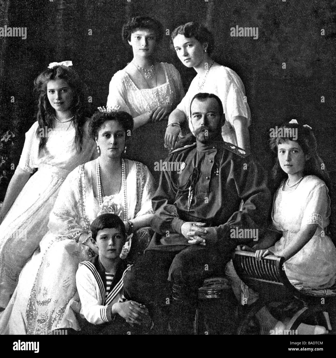 Le tsar Nicolas II et l'Impératrice Feodorovna avec leur famille. Voir la description ci-dessous pour les noms Banque D'Images