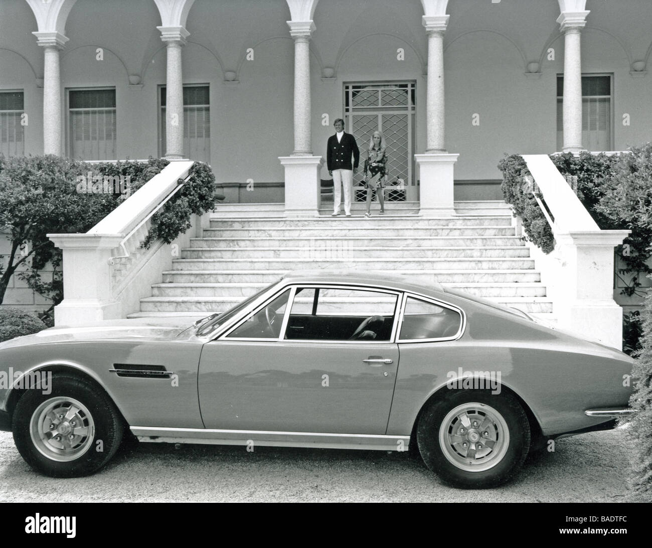 THE PERSUADERS 1970 UK TV série avec Roger Moore et Tony Curtis derrière Moore l'Aston Martin DBS Banque D'Images