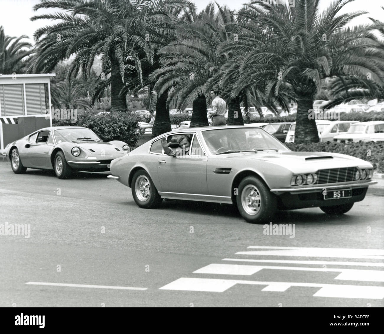 THE PERSUADERS 1970 UK TV série avec Roger Moore à droite dans son Aston Martin DBS et Tony Curtis dans son Dino 246GT Banque D'Images