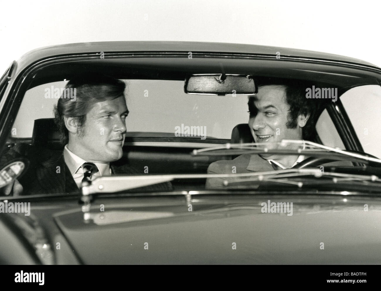 PERSUADERS 1970 UK TV série avec Roger Moore et Tony Curtis à gauche au volant de sa Dino 246 GT Banque D'Images