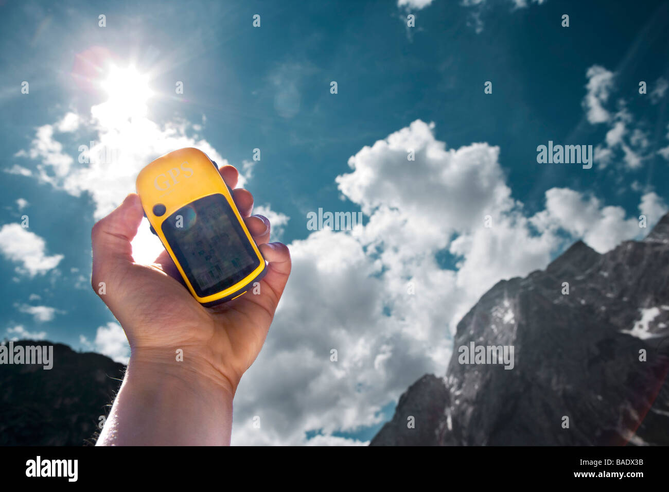 Hand Holding GPS, Lago di Braies, Tyrol du Sud, Italie Banque D'Images