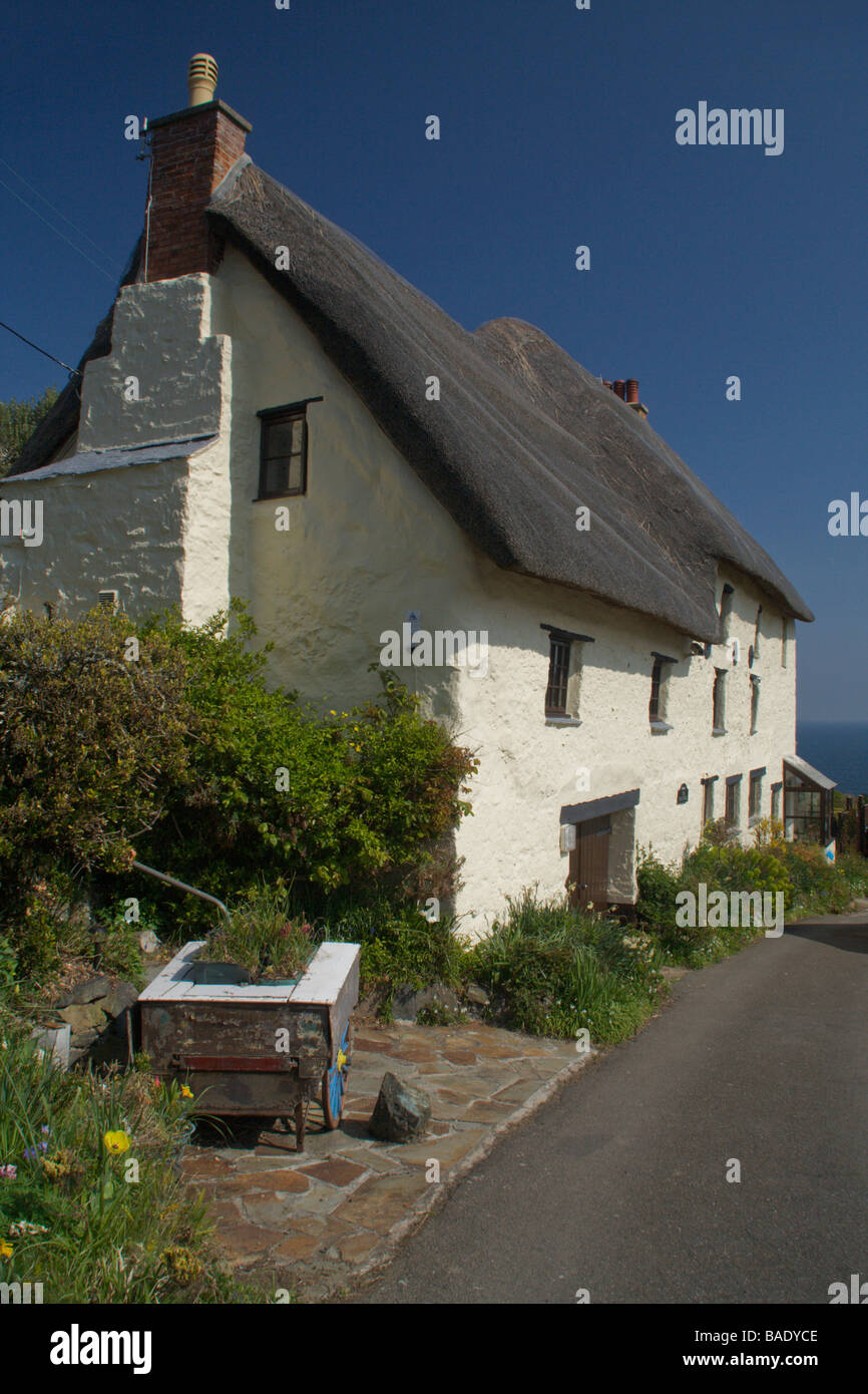 Thatch Cottage Cove, près de l'Église dans le lézard, Cornwall, Angleterre Banque D'Images