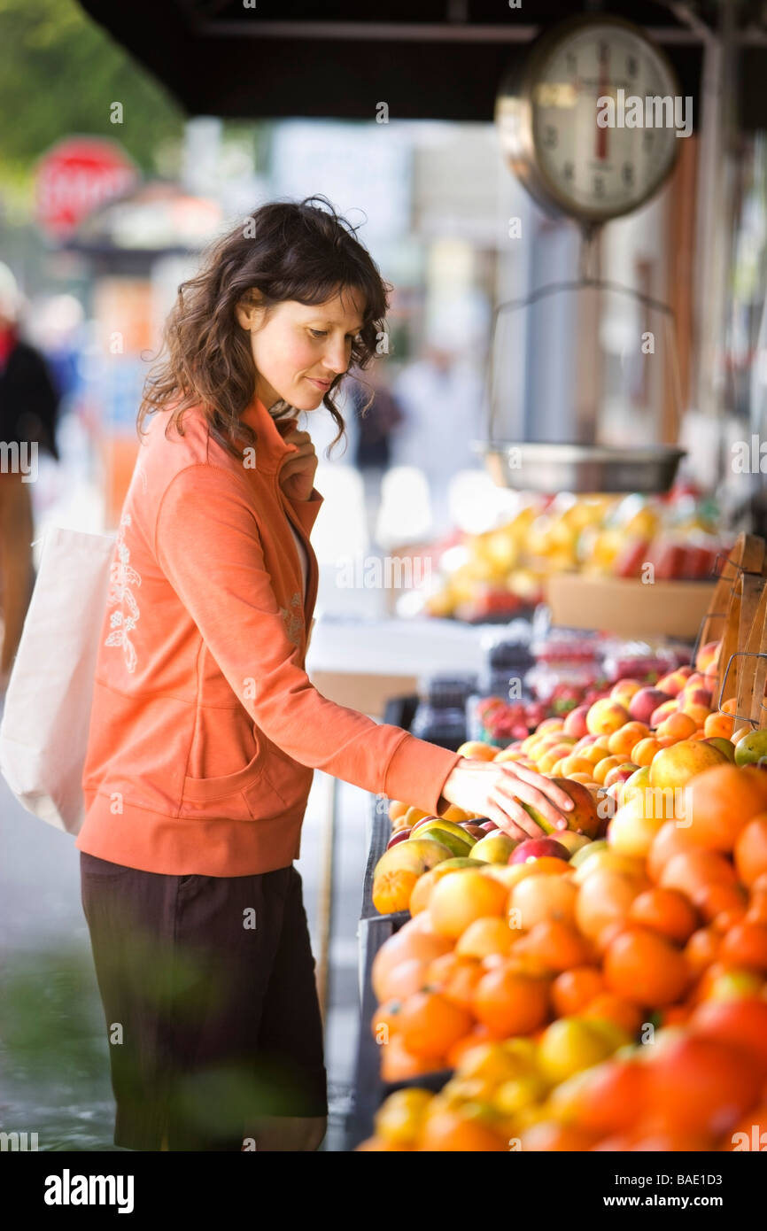 Woman Shopping au marché, de Marina District, à San Francisco, Californie, USA Banque D'Images