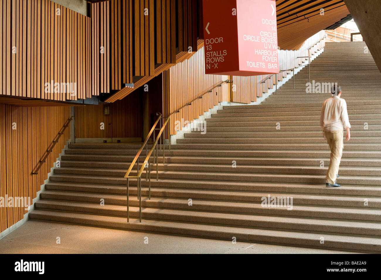 L'Australie, New South Wales, Sydney, l'Opéra par l'architecte Jørn Utzon, classés au Patrimoine Mondial de l'UNESCO, passerelle Banque D'Images