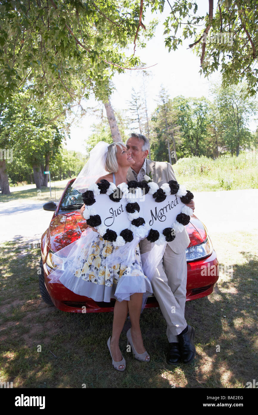 Les nouveaux mariés maintenant mariés juste Signe, Niagara Falls, Canada Banque D'Images