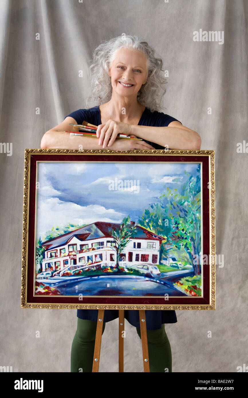 Portrait of Woman posing with Painting Banque D'Images