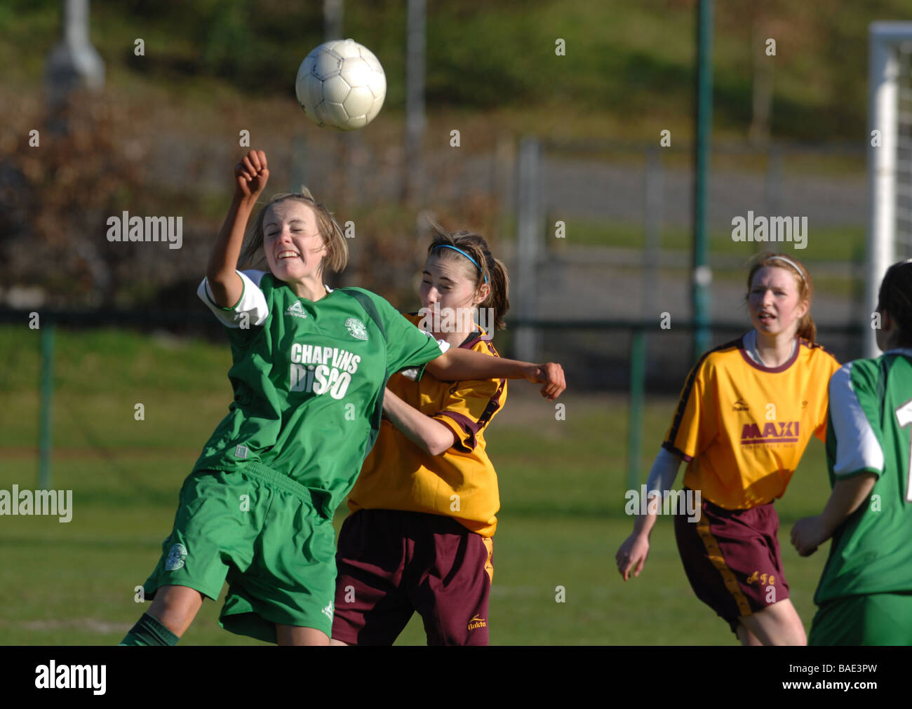 Les jeunes filles football football féminin concours action sport match de football match s'attaquer à la lutte contre la prise de vue Banque D'Images