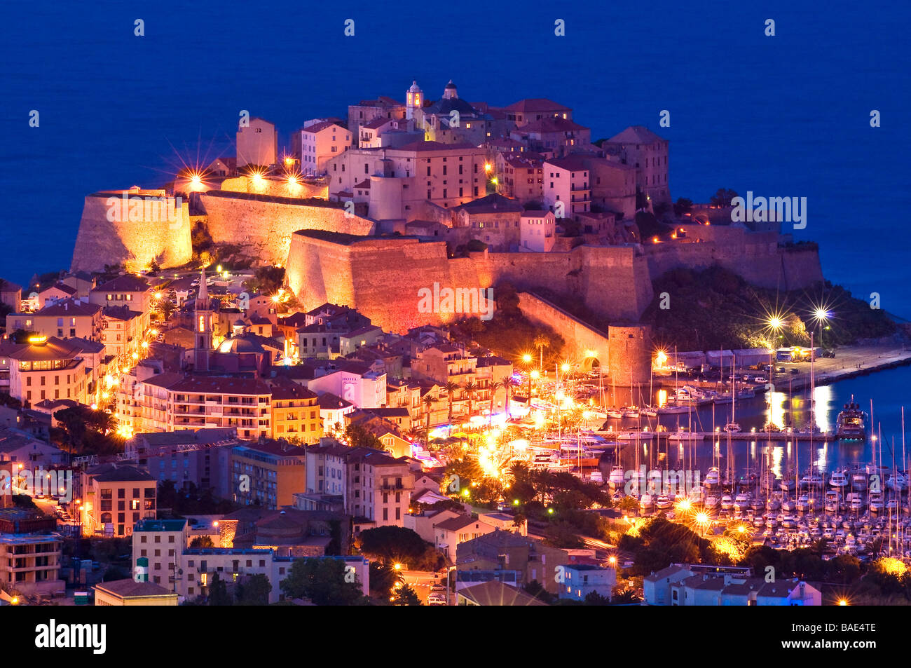 France, Haute Corse, Calvi citadelle construite au 13ème siècle par les Génois vue depuis Notre-Dame de la Serra chapelle Banque D'Images