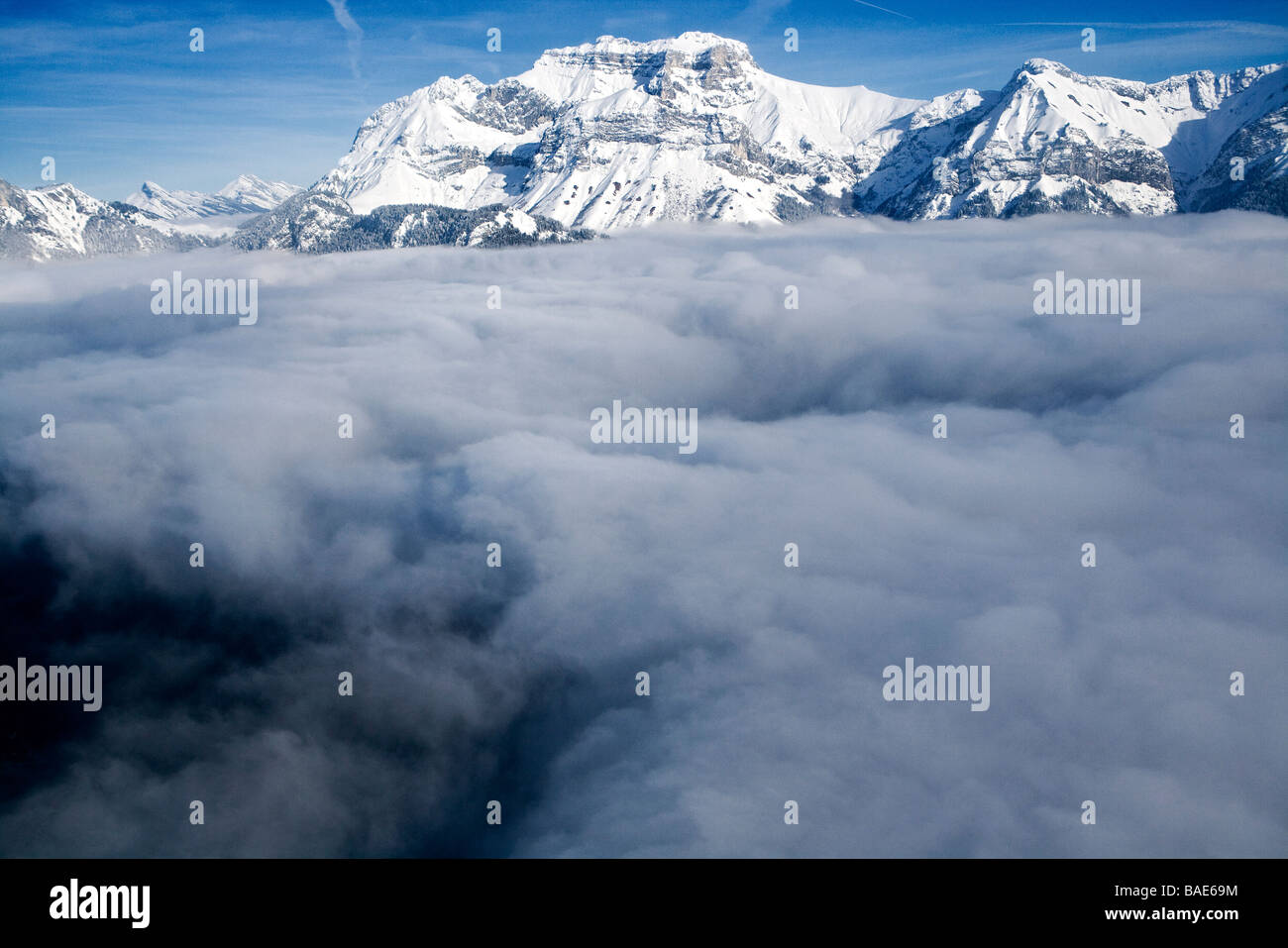 En France, en Haute-Savoie, près d'Annecy, le massif des Aravis et le Mont Charvin (2409m) (vue aérienne) Banque D'Images