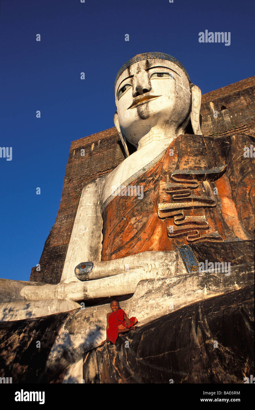 Myanmar (Birmanie), la division de Bago, Pegu, Pagode Kyaikpun novice bouddhiste, en face d'une statue géante de Bouddha Banque D'Images