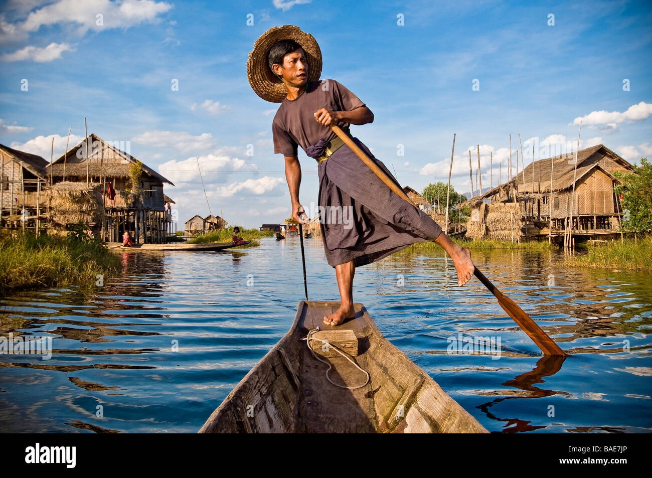 Myanmar (Birmanie), l'État Shan, au Lac Inle, Pauk par village, U Thone le pêcheur sur sa pirogue Banque D'Images