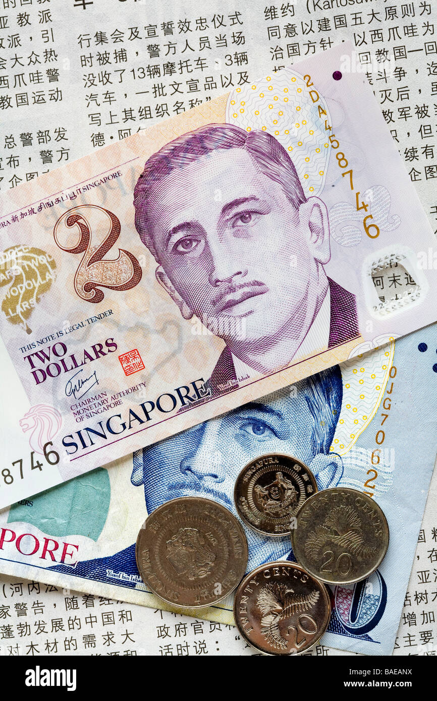 Singapour, Singapour dollars sur un journal local Banque D'Images