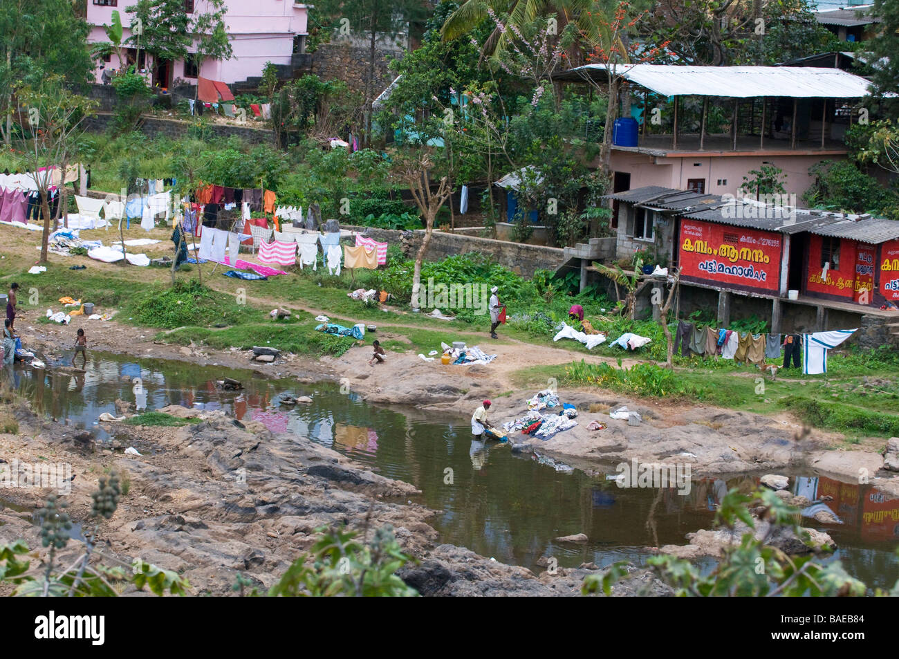 Linge lavé dans une rivière et accroché aux lignes de lavage sur la rive de Pathanamthitta district de Kerala, Inde Banque D'Images