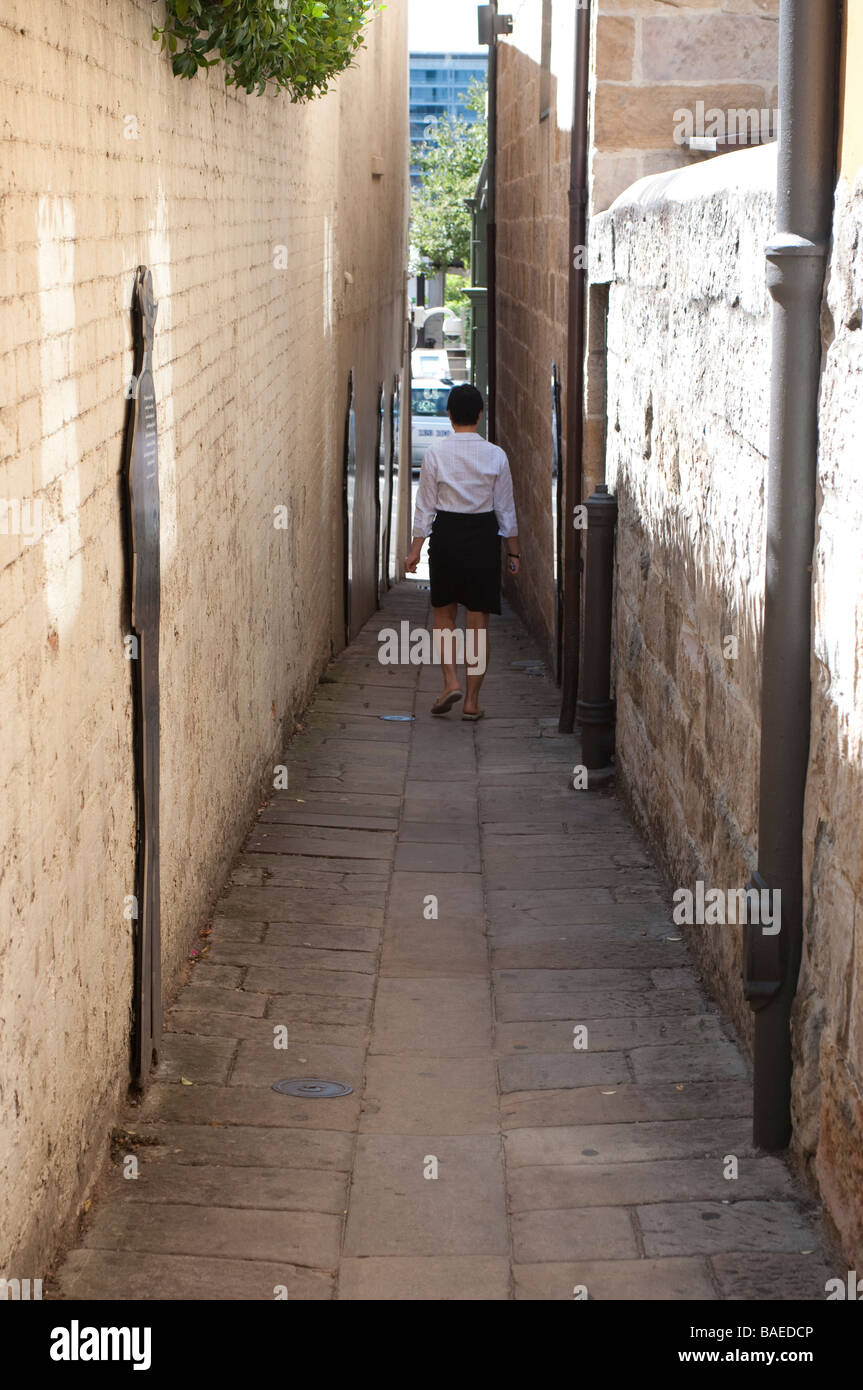 Femme marchant à travers le Canal de Suez Rocks NSW Australie Banque D'Images