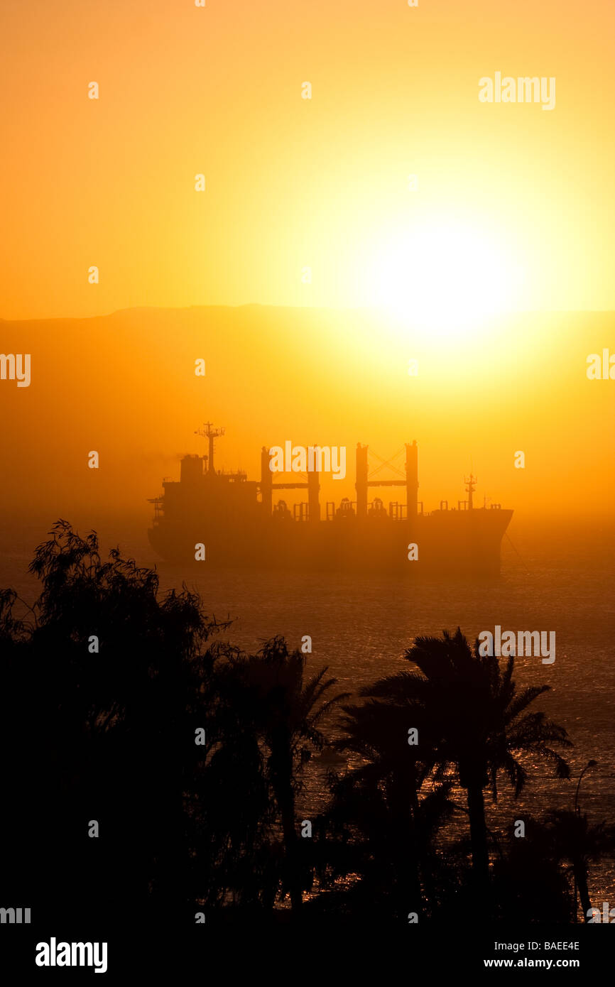 Un navire en mer Rouge au coucher du soleil l'orientation Portrait Photo prise depuis Aqaba Jordanie Banque D'Images