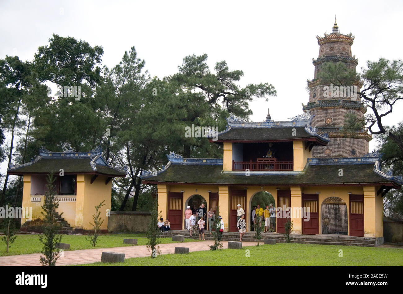 Bâtiments religieux dans l'enceinte de la Pagode Thien Mu à Hue Vietnam Banque D'Images