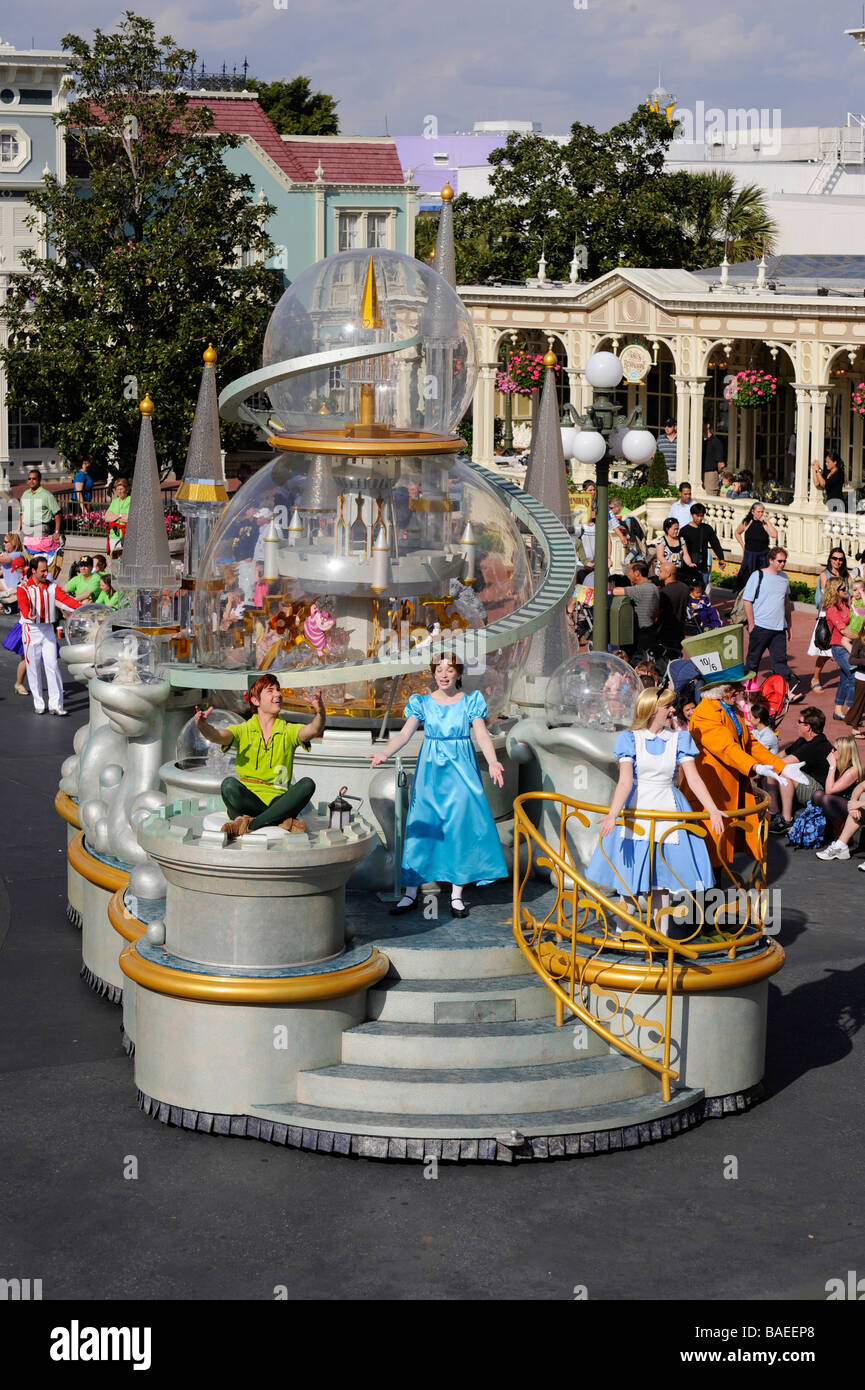 Les personnages de Disney sur flotteur dans Parade à Walt Disney le Parc à Thème Magic Kingdom Central d'Orlando en Floride Banque D'Images