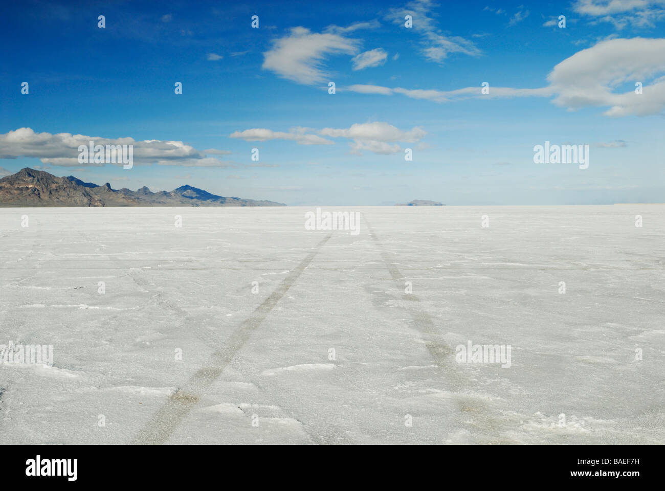 Pistes sur Bonneville Salt Flats dans l'Utah, USA Banque D'Images