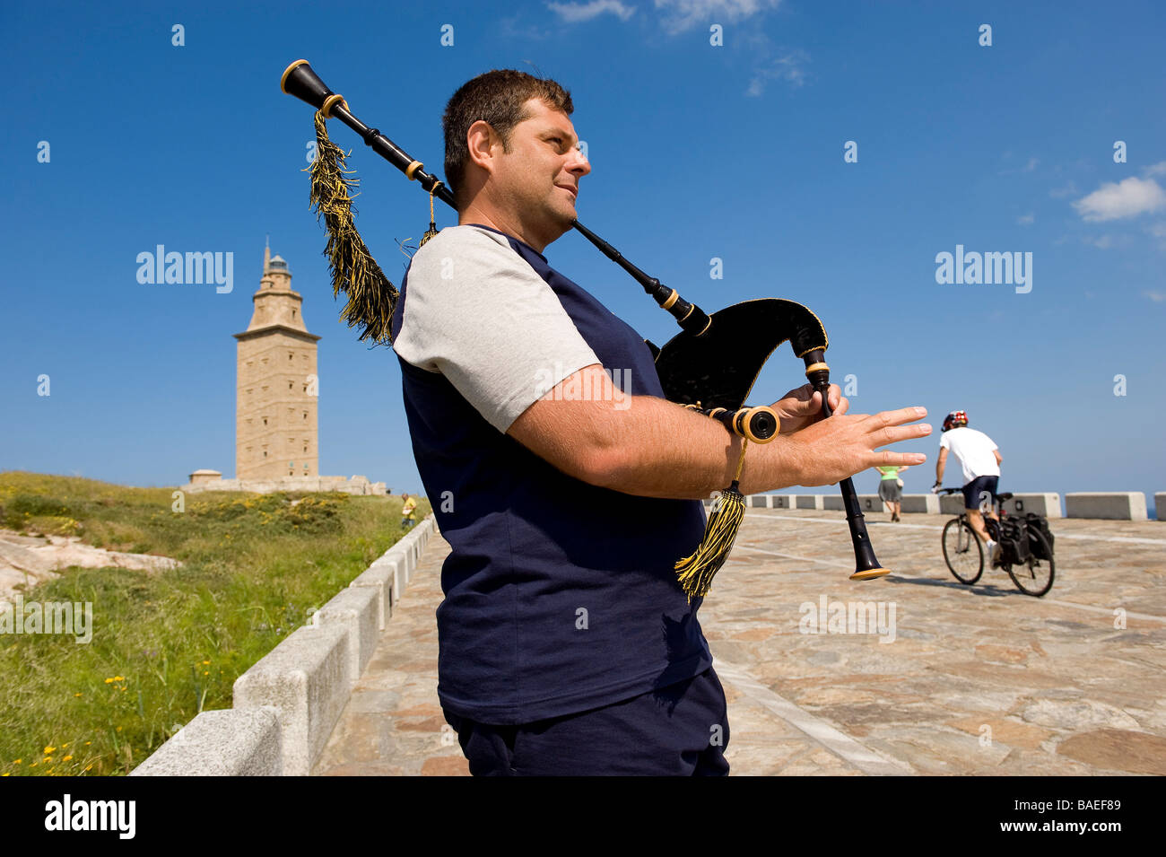 L'Espagne, la Galice, La Corogne, joueur de cornemuse au bas de Torre de Hercules (tour Hercules) Banque D'Images