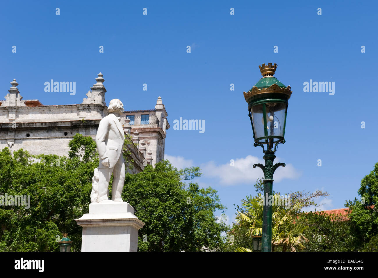Vieille lampe et statue sur la Plaza de Armas dans Habana Vieja, Cuba. Banque D'Images