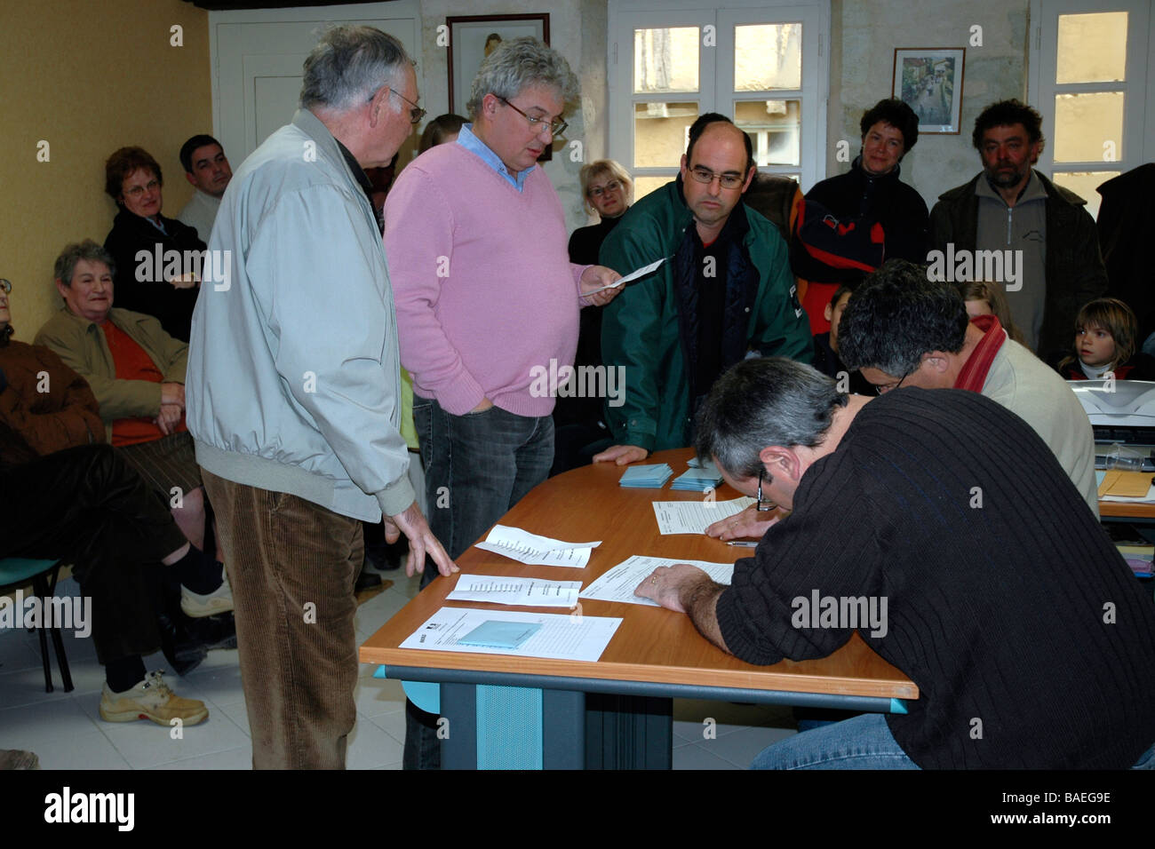 Le maire et les conseillers vérifier votes dans un village élection dans une commune de moins de 100 électeurs de la France rurale Banque D'Images